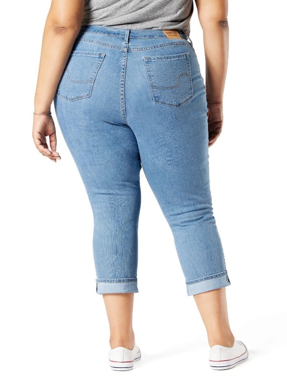 Levi Strauss Mid Rise Capri Jeans Women's Pants Size 18 Light Wash Cropped